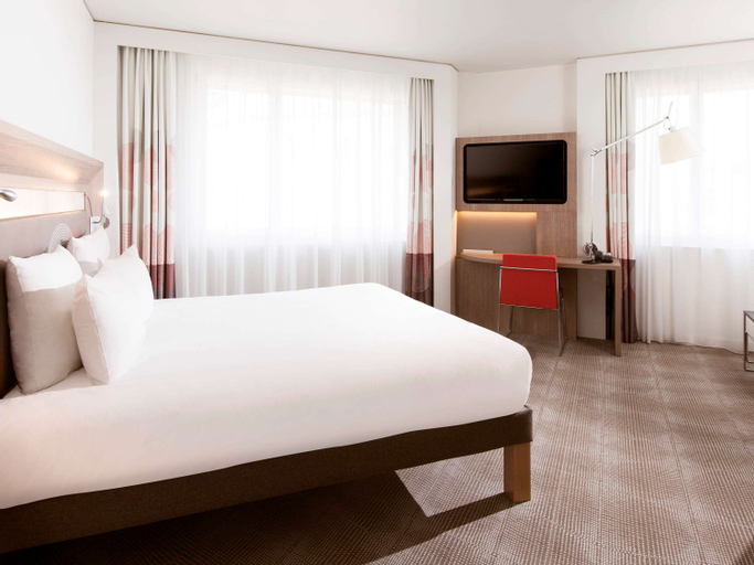 Bedroom 2, Novotel Basel City, Basel