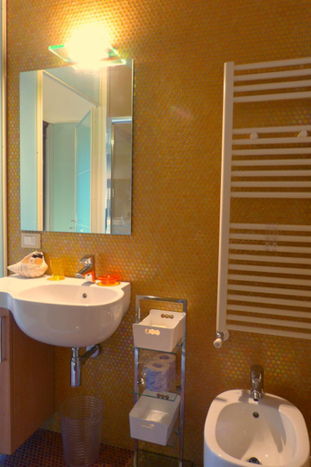 Bathroom 2, Relais Pacinotti Apartments, Pisa