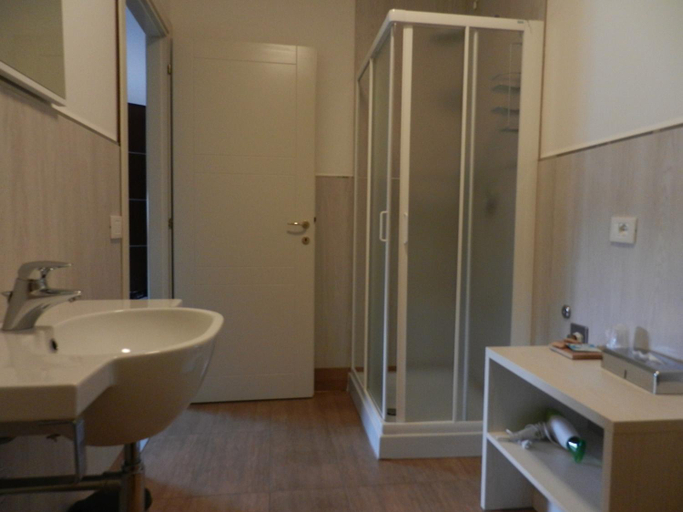 Bathroom 4, Hotel Giulio Cesare, Rimini
