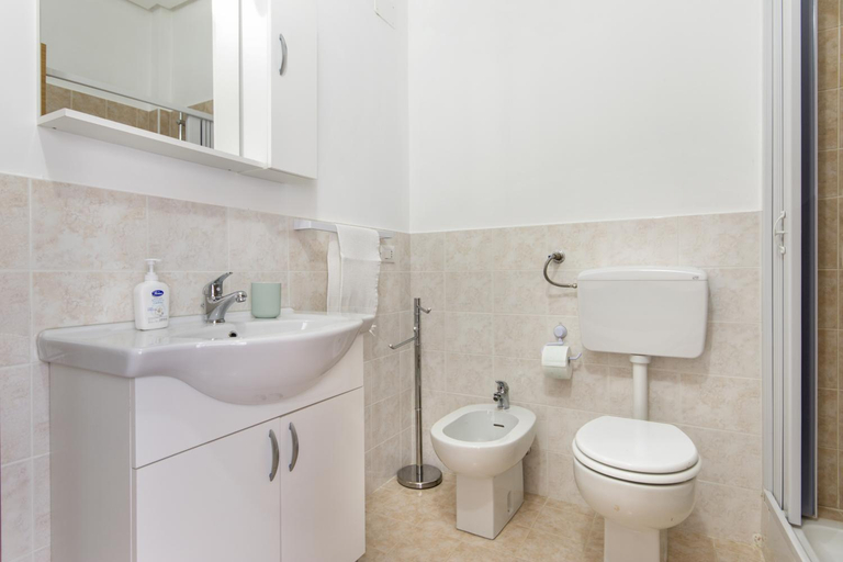 Bathroom 1, Apartments Bed Abate, Palermo