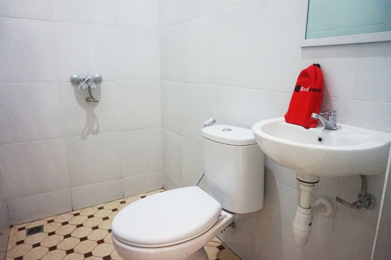 Bathroom 3, RedDoorz @ Jalan Tanjung Blitar, Blitar