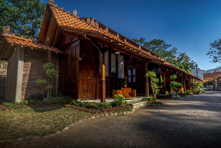 Exterior 5