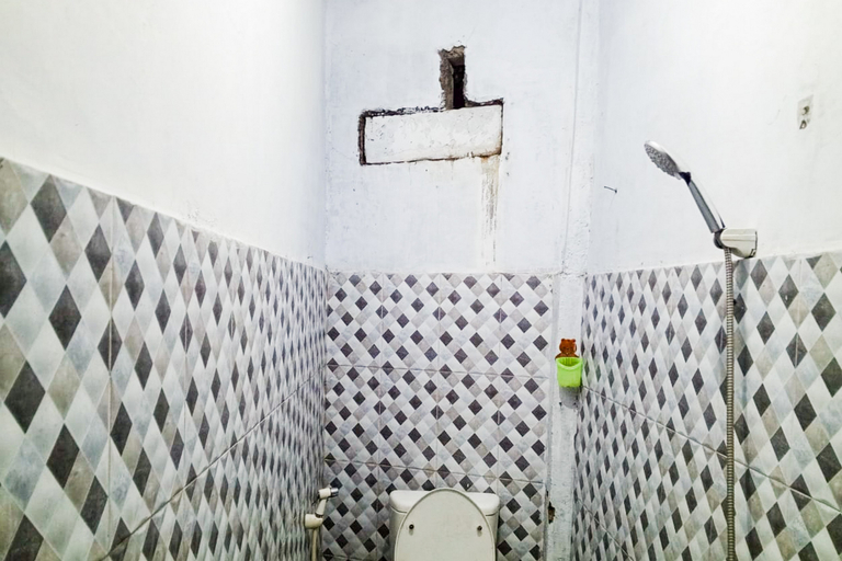 Bathroom, Rezha Homestay Puncak RedPartner, Bogor