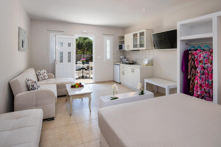 Facilities 4, George Apartment, South Aegean