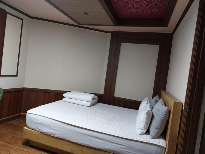 Bedroom 4, Prince Motel, Dong