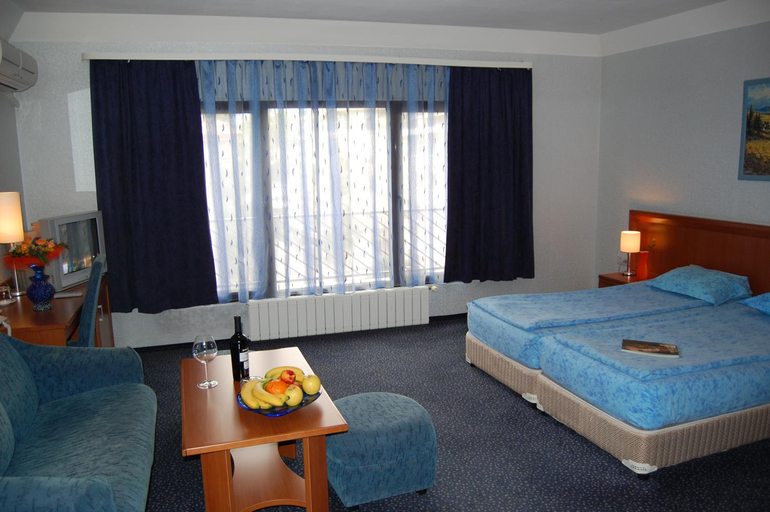 Others 3, Hotel Kibella, Stolichna