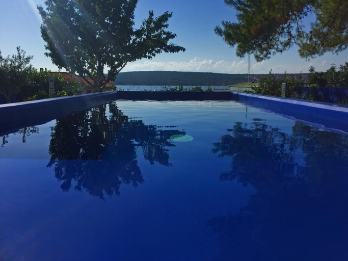 Sport & Beauty 2, Family Apartments Monika - sea view - heated pool II, Punat