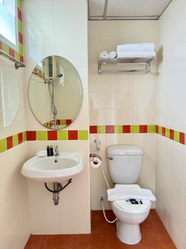 Bathroom 4, Nicha Residence Hotel, Din Dang