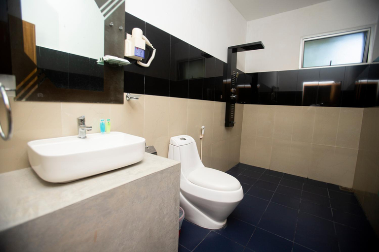 Bathroom 3, Hotel Eden Garden, Dambulla