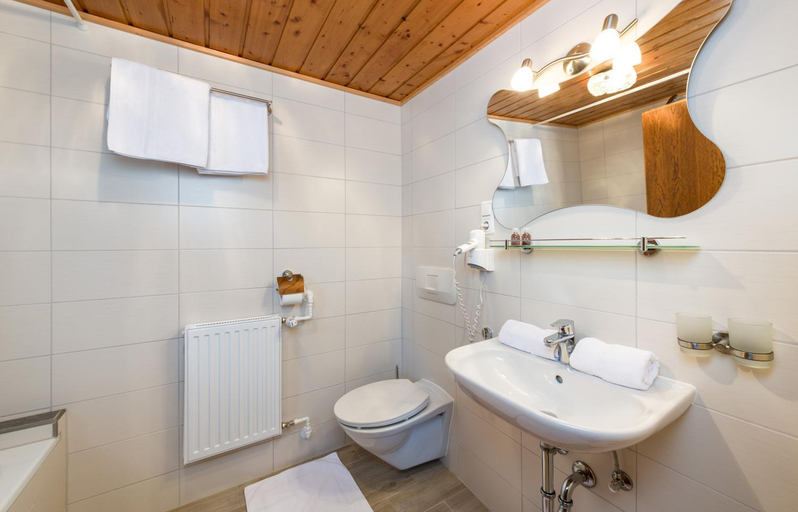 Bathroom 2, Gastehaus Zugspitzblick, Reutte