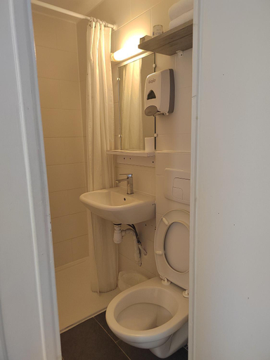 Bathroom 5, Alpha Hotel, Yvelines