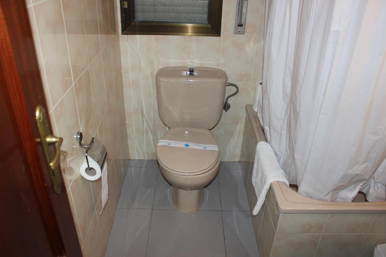 Bathroom 1, Hostal Los Manos, Teruel