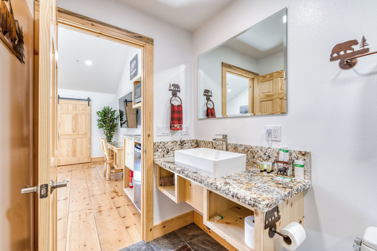 Bathroom 3, Cottage Like Suite With Private Hot Tub, Madera