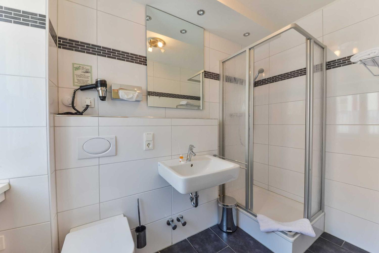 Bathroom 3, Hotel Kirchhainer Hof, Marburg-Biedenkopf