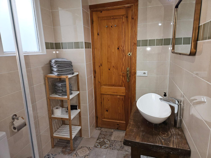 Bathroom 3, River Ebro Apartments, Tarragona