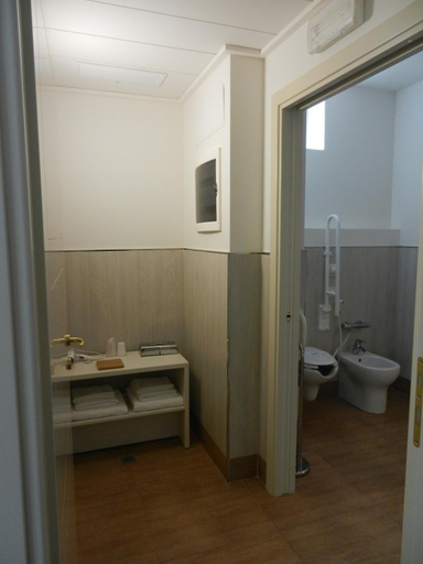Bathroom 4, Hotel Giulio Cesare, Rimini