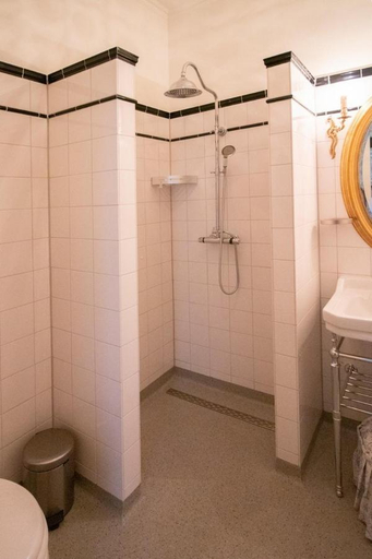Bathroom 10