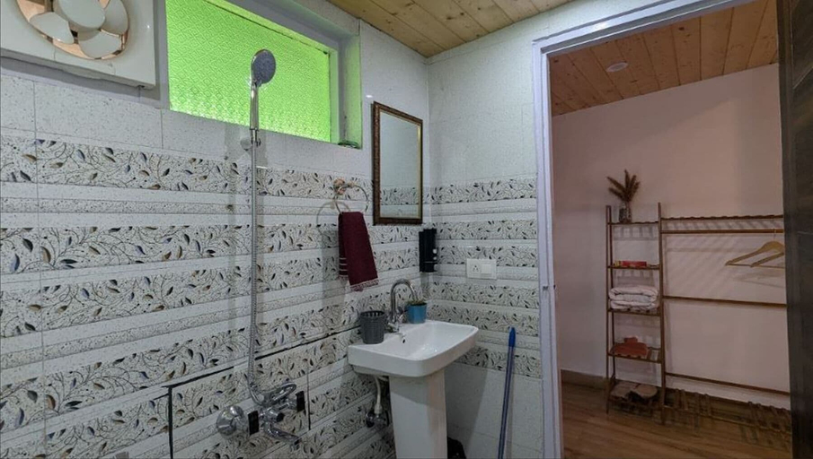 Bathroom 2, Kanatal Kutir, Tehri Garhwal