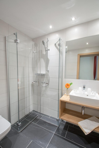 Bathroom 2, Ferienwohnung Pension Tirol, Reutte