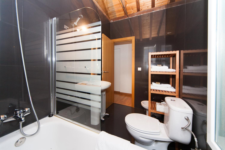 Bathroom 4, La Casa del Conde de Gelves Apartments, Sevilla
