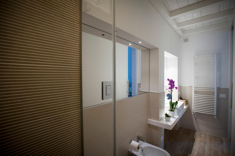 Bathroom 5, Politeama Apartments by Giorgio, Palermo