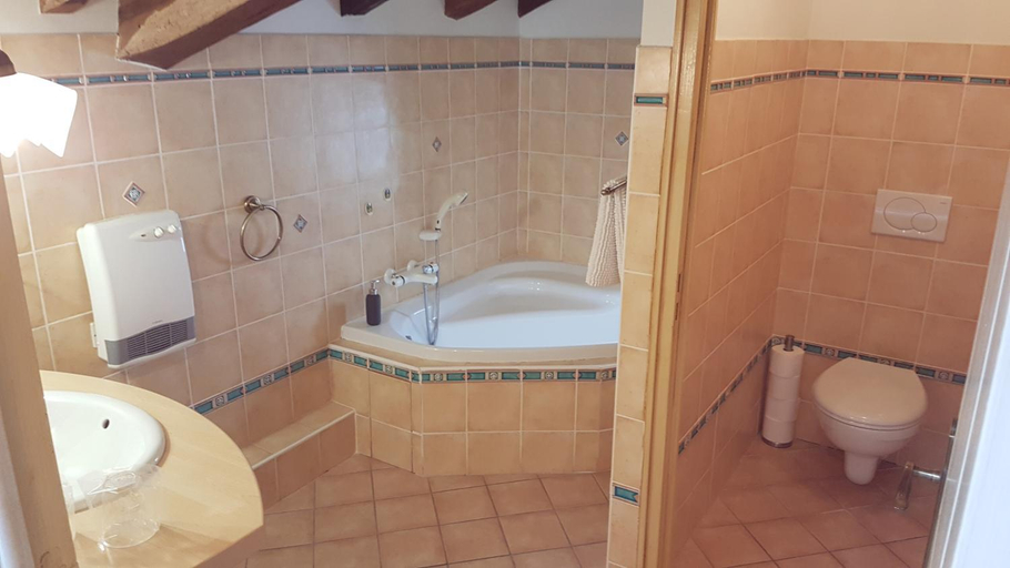 Bathroom 3, Chambre d'Hotes Moulin Urketa, Pyrénées-Atlantiques