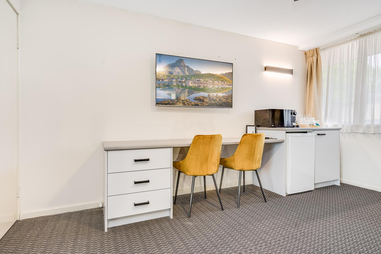 Others 4, Elizabeth Motor Inn Adamstown, Newcastle - Throsby