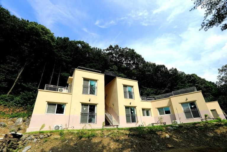 Exterior & Views 1, Yangpyeong First House Pension Under the Sky, Gapyeong