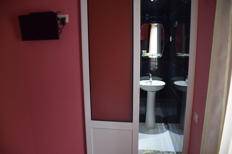 Bathroom 4, Crossway Tbilisi Hotel, Tbilisi