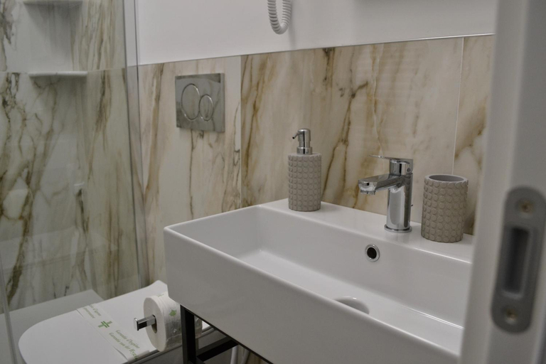 Bathroom 3, Dion Guest House, Florence