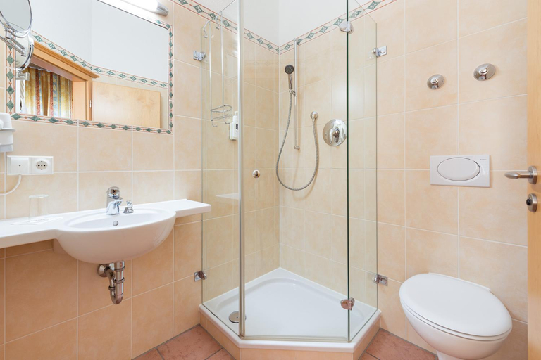 Bathroom 2, Hotel Landgasthof Hofmeier, Freising