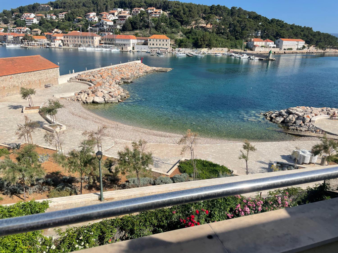 2, JELSA center-Sea view apartment near the beach - B2, Jelsa