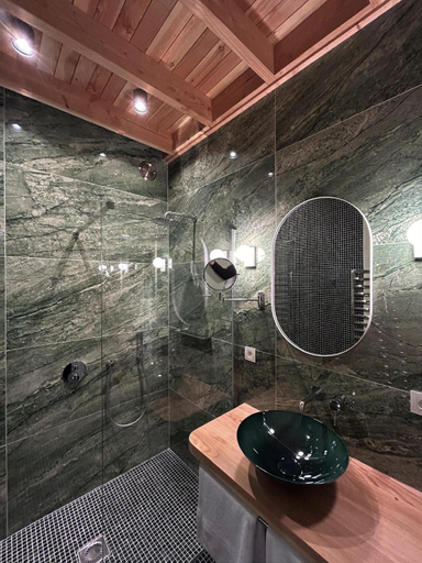 Bathroom 2, Cabanes avec jacuzzi les pieds dans la vignes, Brabant Wallon