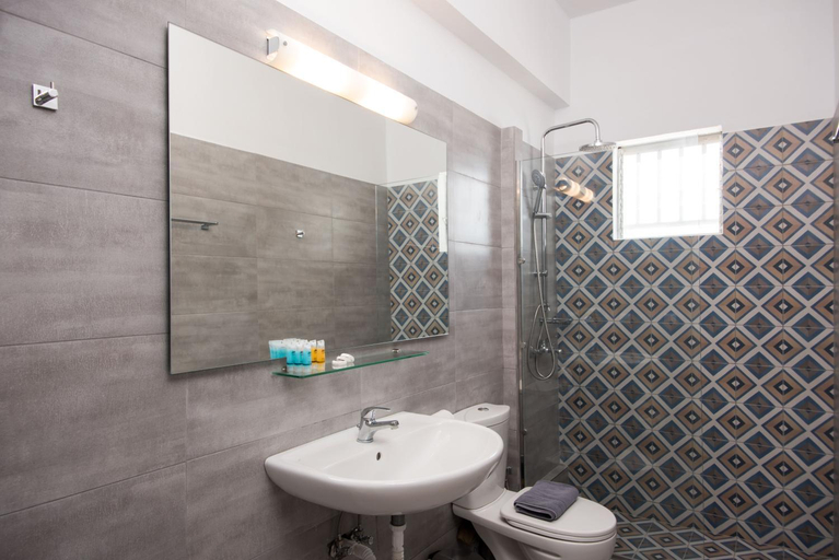 Bathroom 2, Spacious apartment on the beachfront, Peloponnese