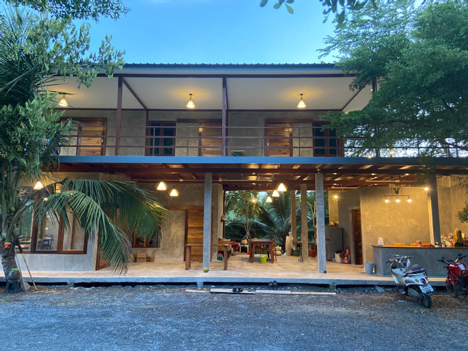 Exterior 9
