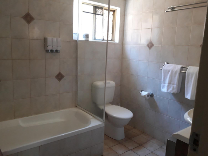 Bedroom 4, Country Gardens Motor Inn, Toowoomba - Central