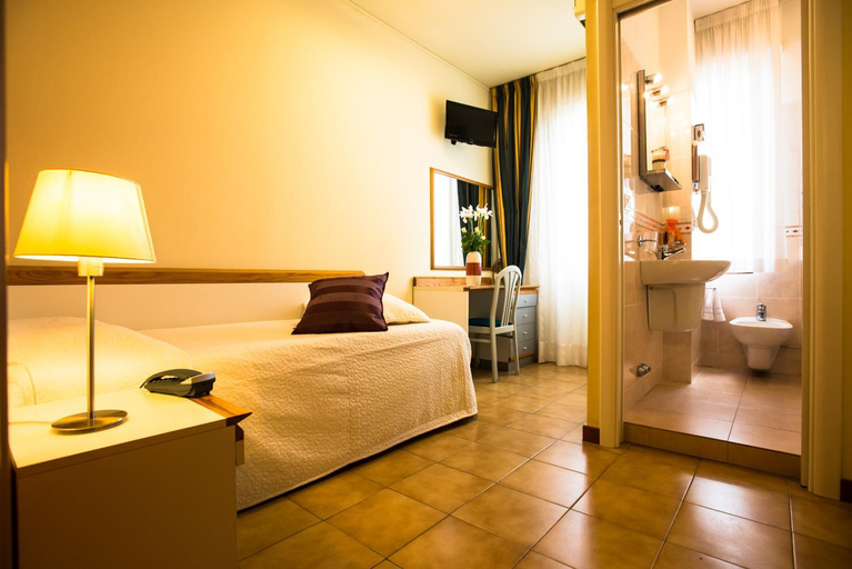 Bathroom 2, Hotel Roma, Pisa