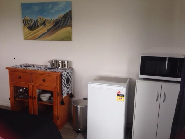 Others 3, Accommodation in Frimley, Hastings city