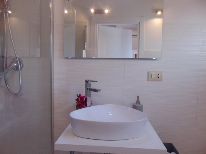 Bathroom 3, Appartamenti in Villa Nicanda, Cagliari