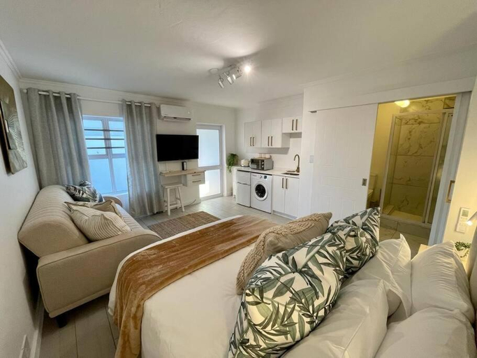 Bedroom 2, Knysna Studio Luxury Escape at HeadsView!, Eden