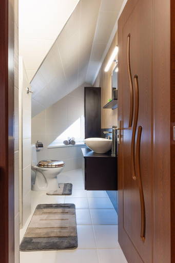 Bathroom 2, Rose Apartments, Mezőkövesdi