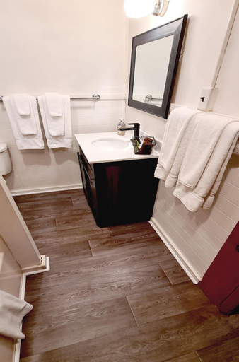 Bathroom 3, The Wilderness Inn: Chalets, Essex