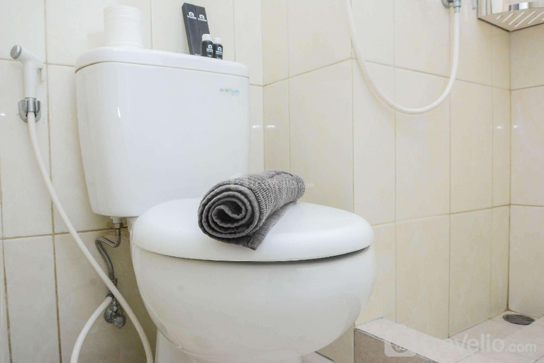 Bathroom 2, Relaxing Studio Springlake Summarecon By Travelio, Bekasi