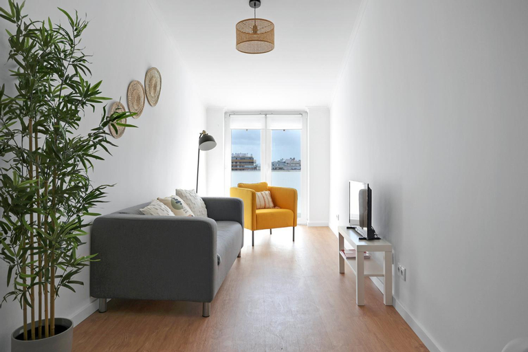 Sunny 2 bedroom apartment in Almada - Balconies with River View, Almada