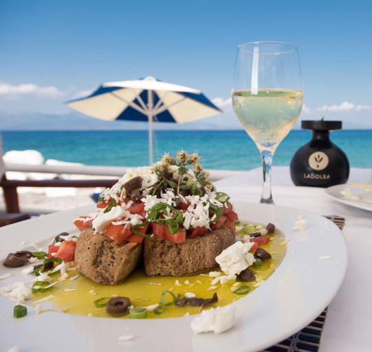 Food & Drinks 3, Spacious apartment on the beachfront, Peloponnese