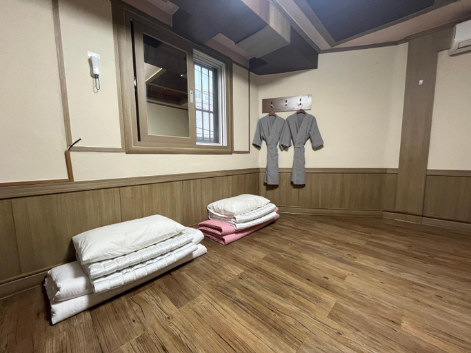 Bedroom 2, Prince Motel, Dong