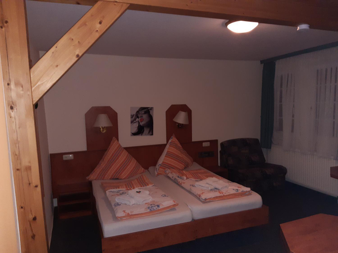 Others 4, Desperados Hotel, Celle