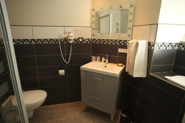 Bathroom 2, RELAIS DU TAURION, Haute-Vienne