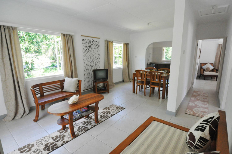 Others 5, Petit Baie Chalets
