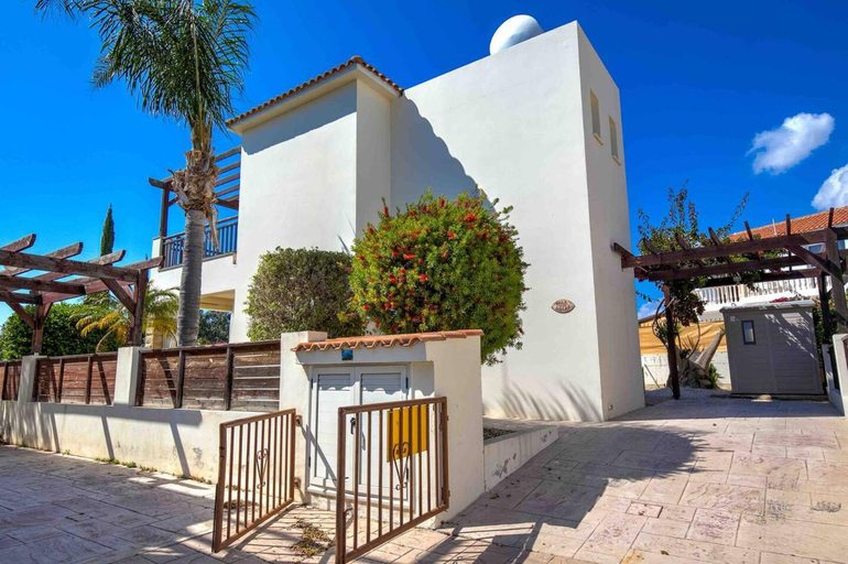 Exterior view 4, Coral Bay Villa - Sleeps 6 - Pool - Parking
